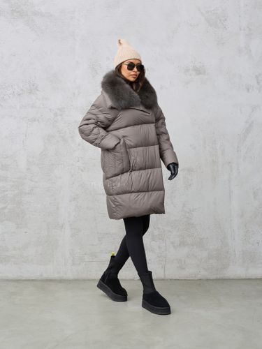 Удлиненный женский пуховик с меховым воротником цвета хаки