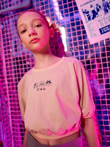 Футболка укороченная "Крем-брюле" на резинке с принтом 7+