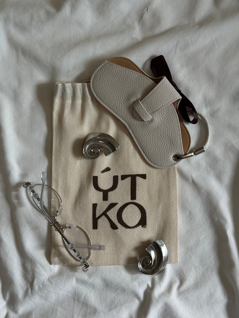 Футляр для очков на шнурке молочный