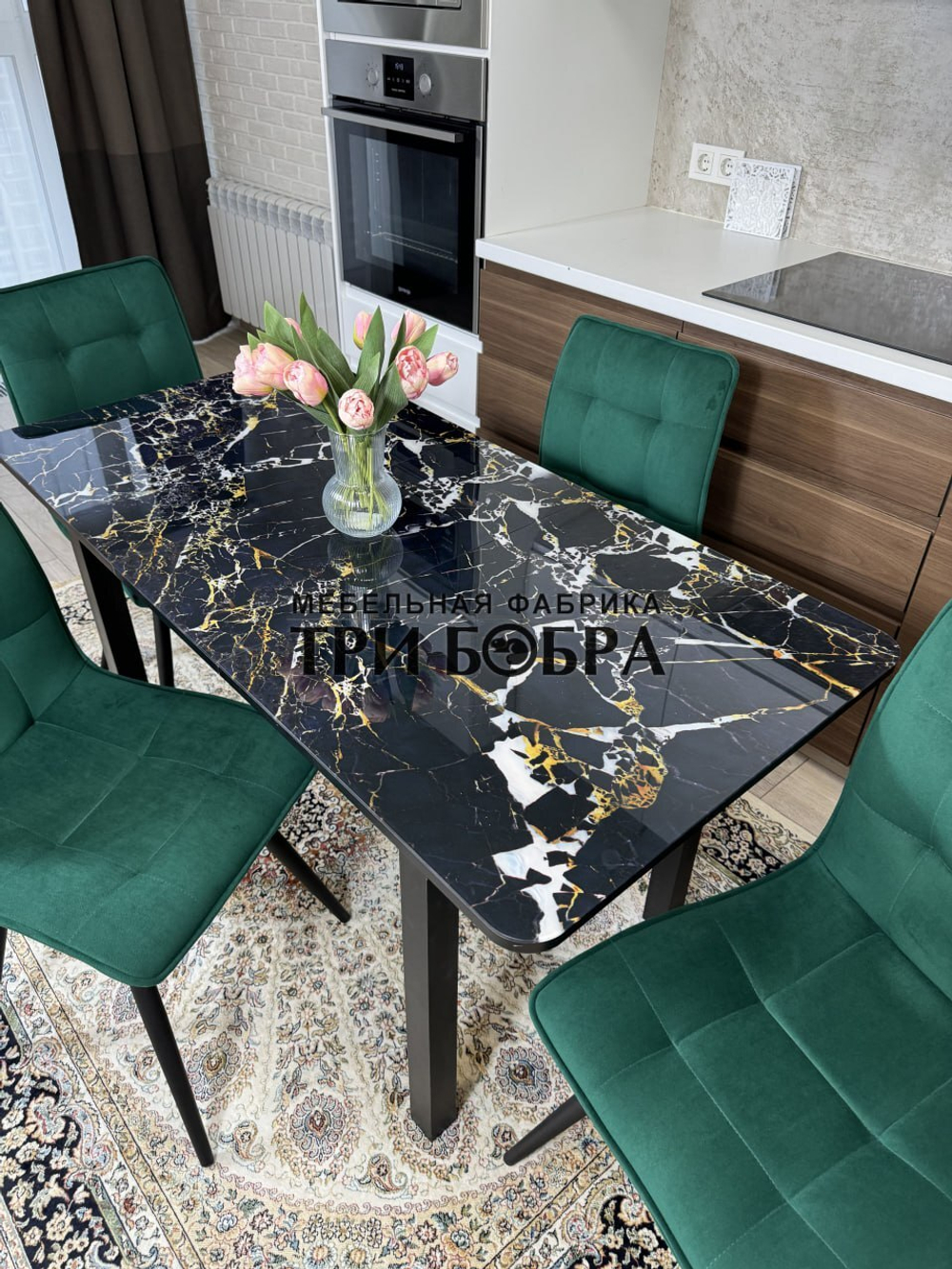 Стеклянный раздвижной стол "Черный мрамор" и стулья "ГУЧИ" изумруд