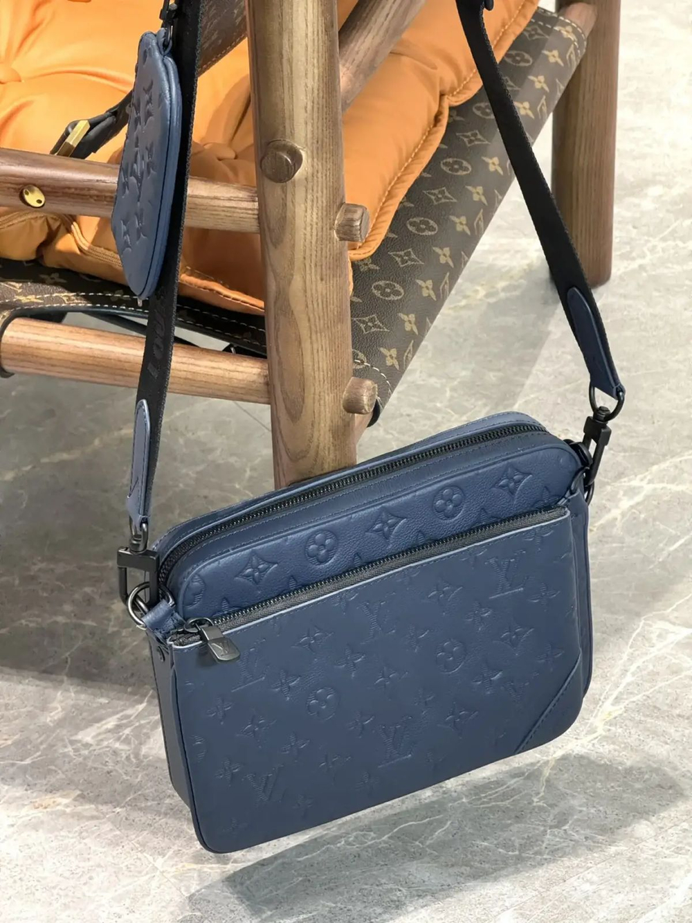 Сумка-мессенджер Louis Vuitton