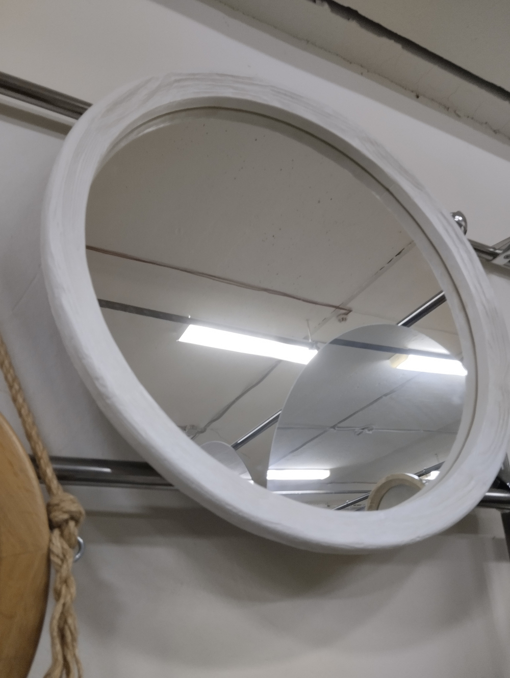 Зеркало круглое в деревянной раме