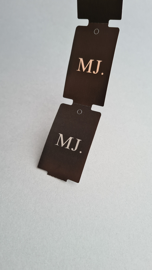 Печать серебряным на черных бирках