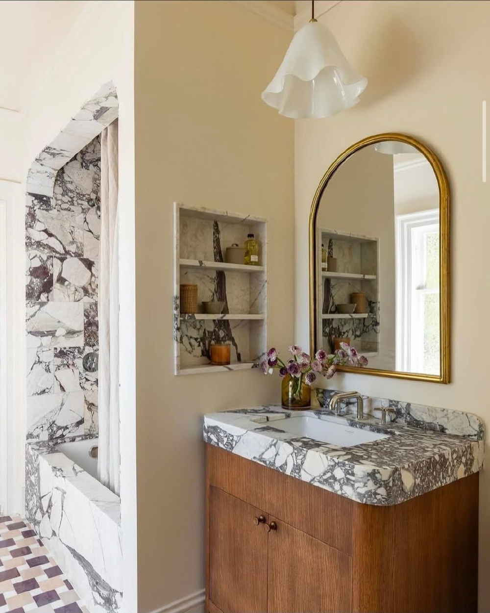 Эти подвесные светильники выполнены из гладкого, глянцевого стекла и имеют мягкую, волнообразную форму, напоминающую расплавленную ткань.