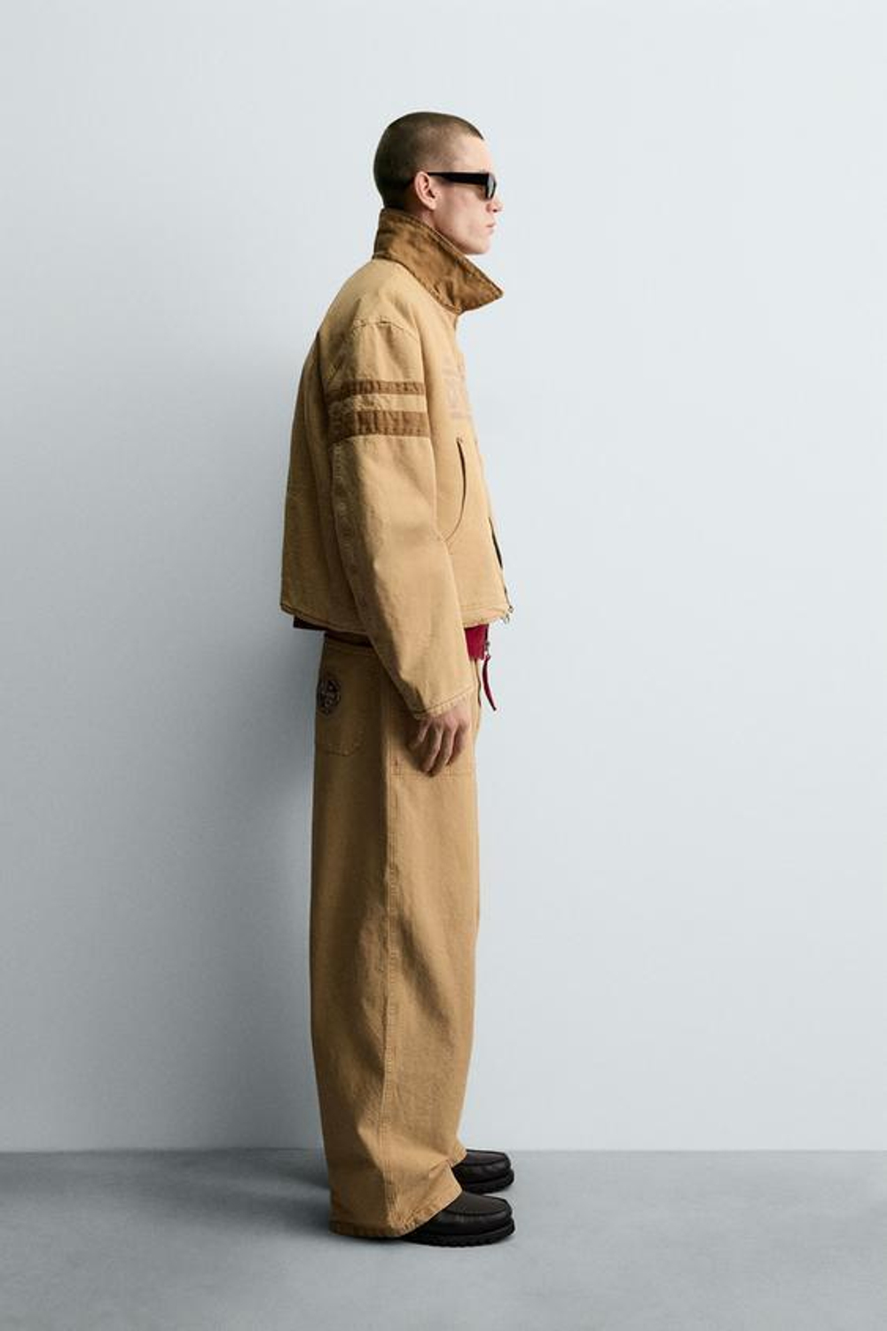 ZARA МЕШКОВАТЫЕ БРЮКИ С ВЫШИТОЙ НАШИВКОЙ NFL WASHINGTON COMMANDERS, РЫЖЕВАТО-КОРИЧНЕВЫЙ