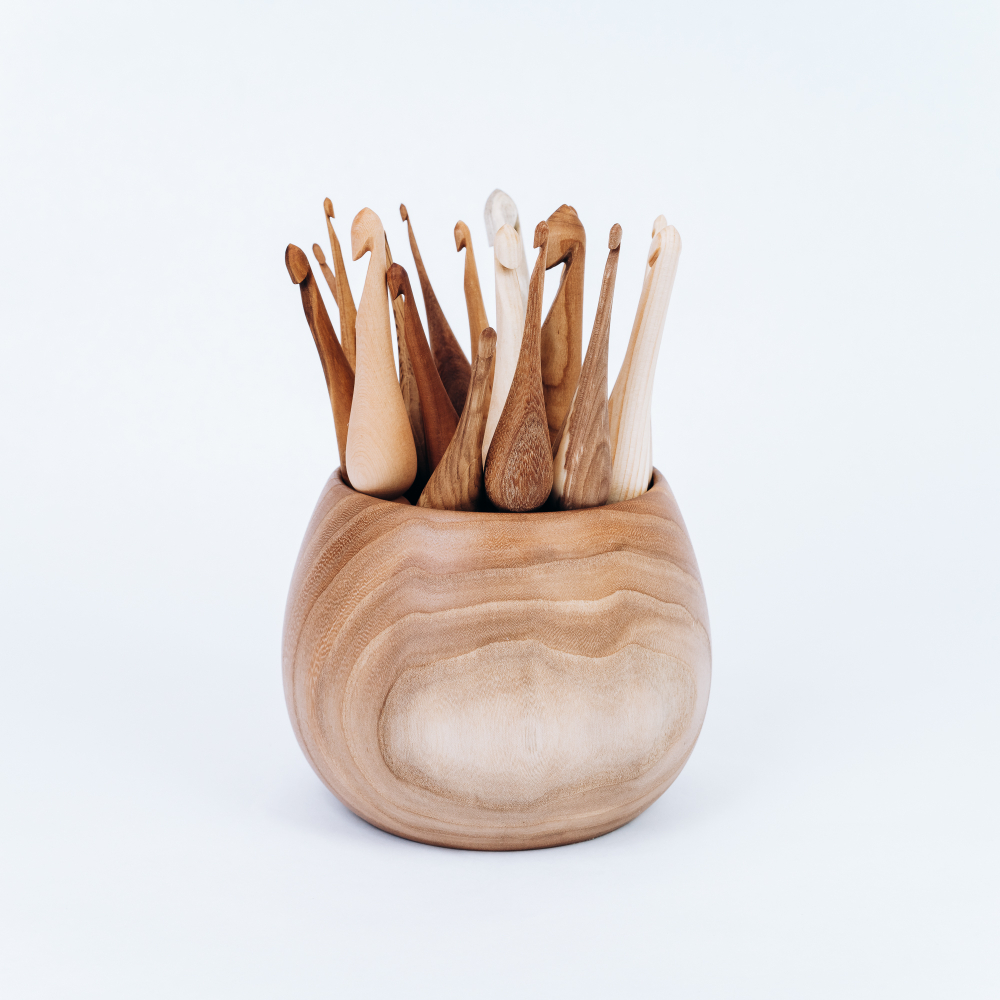 Набор деревянных крючков для вязания из 17 штук с вазой. KN23