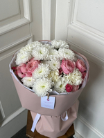 Букет из хризаентемы, яркой пионовидной розы и диантусов в белом оттенке