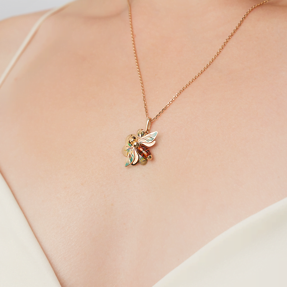 Подвеска «Пчела» из красного золота с янтарём и эмалью