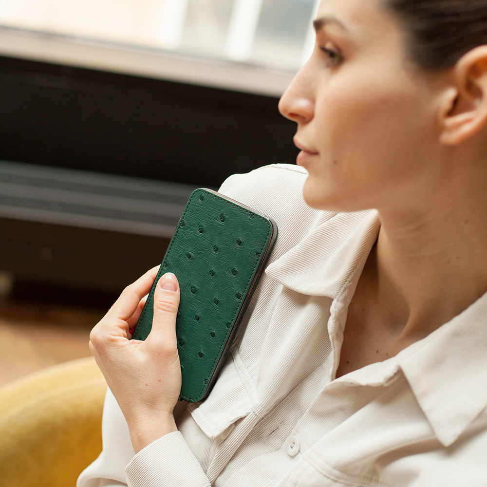 Чехол для iPhone 15 Pro из кожи страуса, зеленого цвета