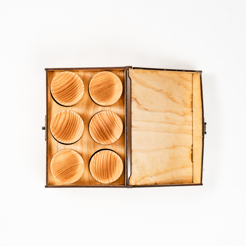 Подарочный набор рюмки (стопки) из древесины кедра в шкатулке PK46