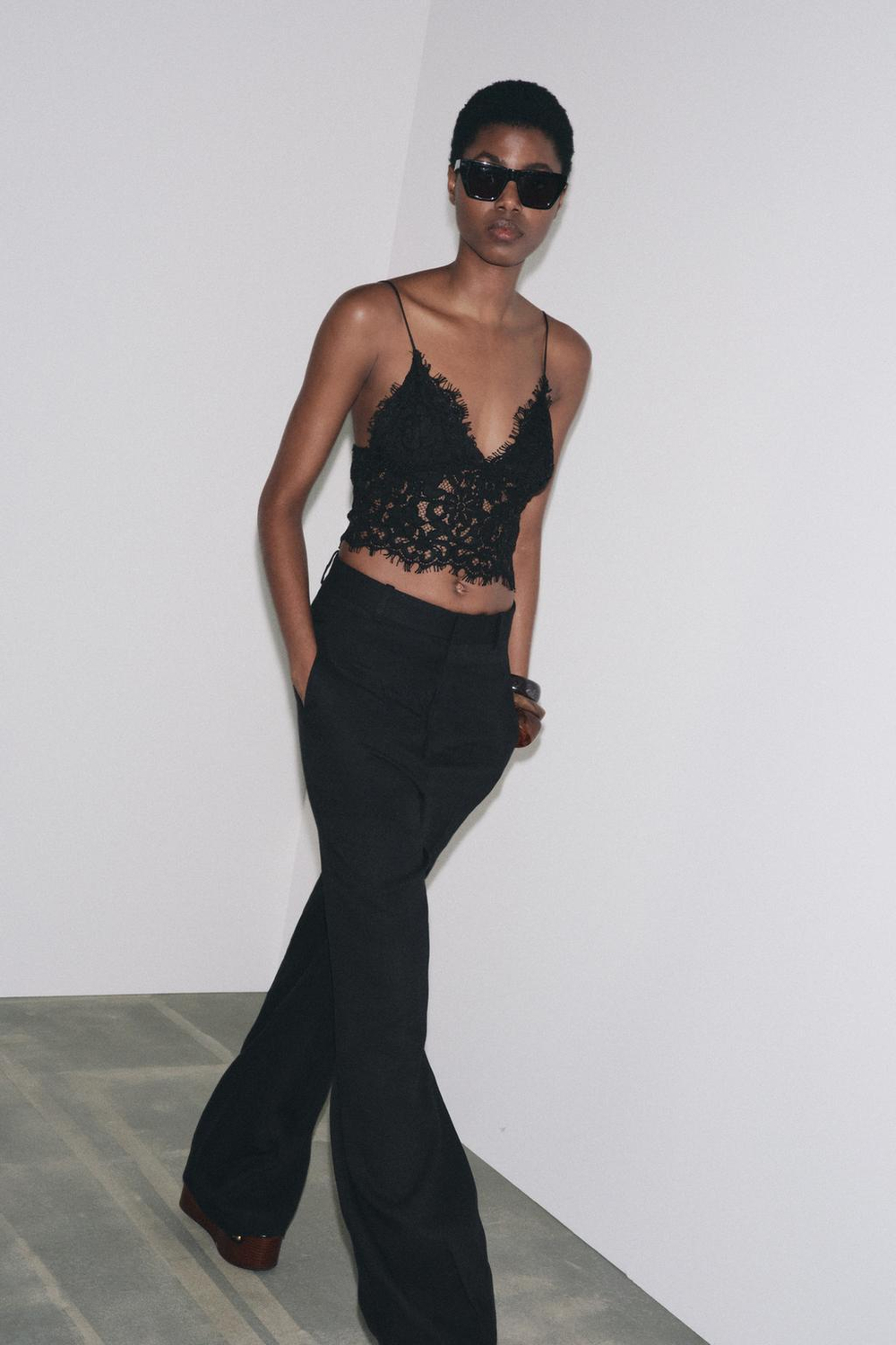 ZARA УКОРОЧЕННЫЙ ТОП С ВЫШИВКОЙ, ЧЕРНЫЙ