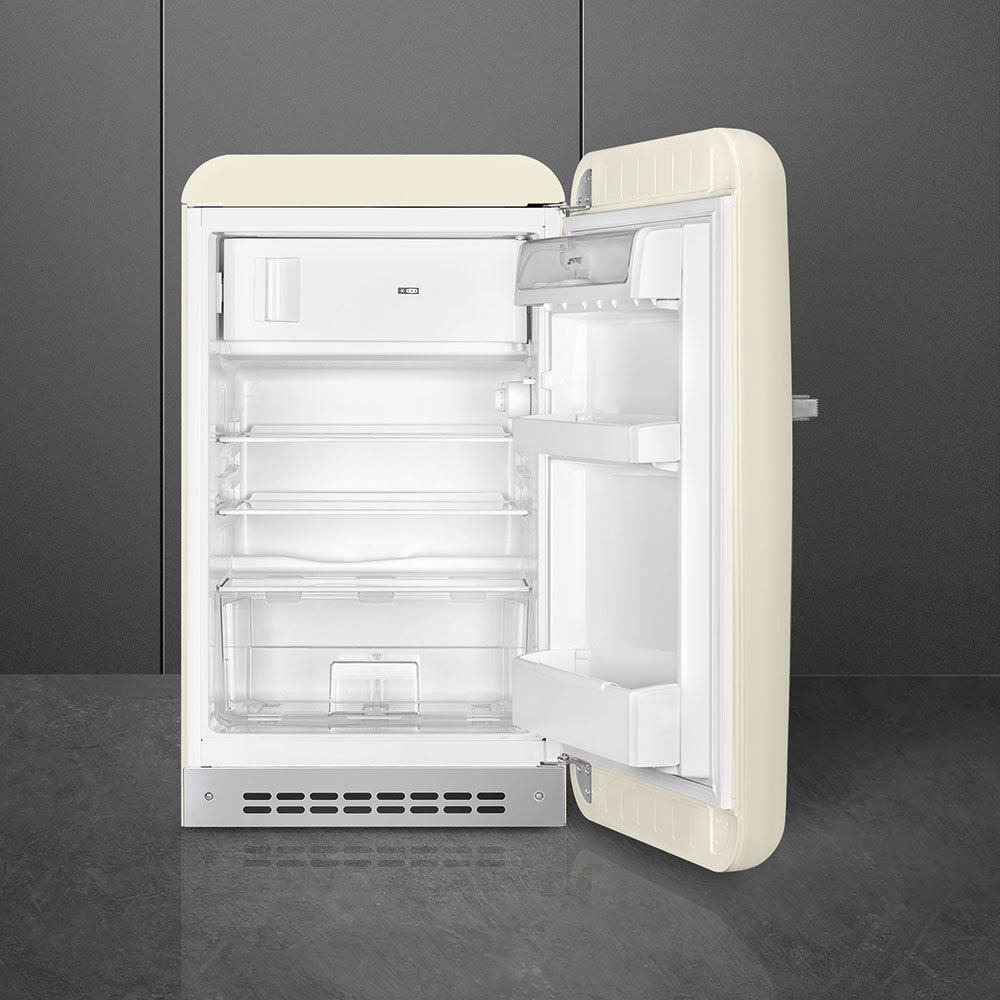 Мини холодильник с морозилкой Smeg FAB10RCR5 внутри