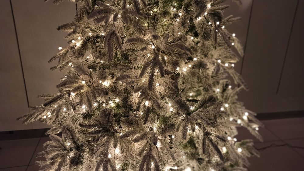 Заснеженная ель с гирляндой «Форесто» теплый свет (Литая+пвх) 180 см / 1,8 м