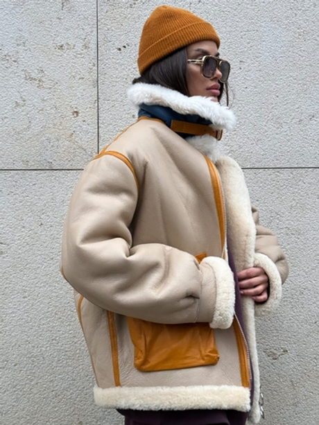 Бежевая дубленка-авиатор с контрастной отделкой