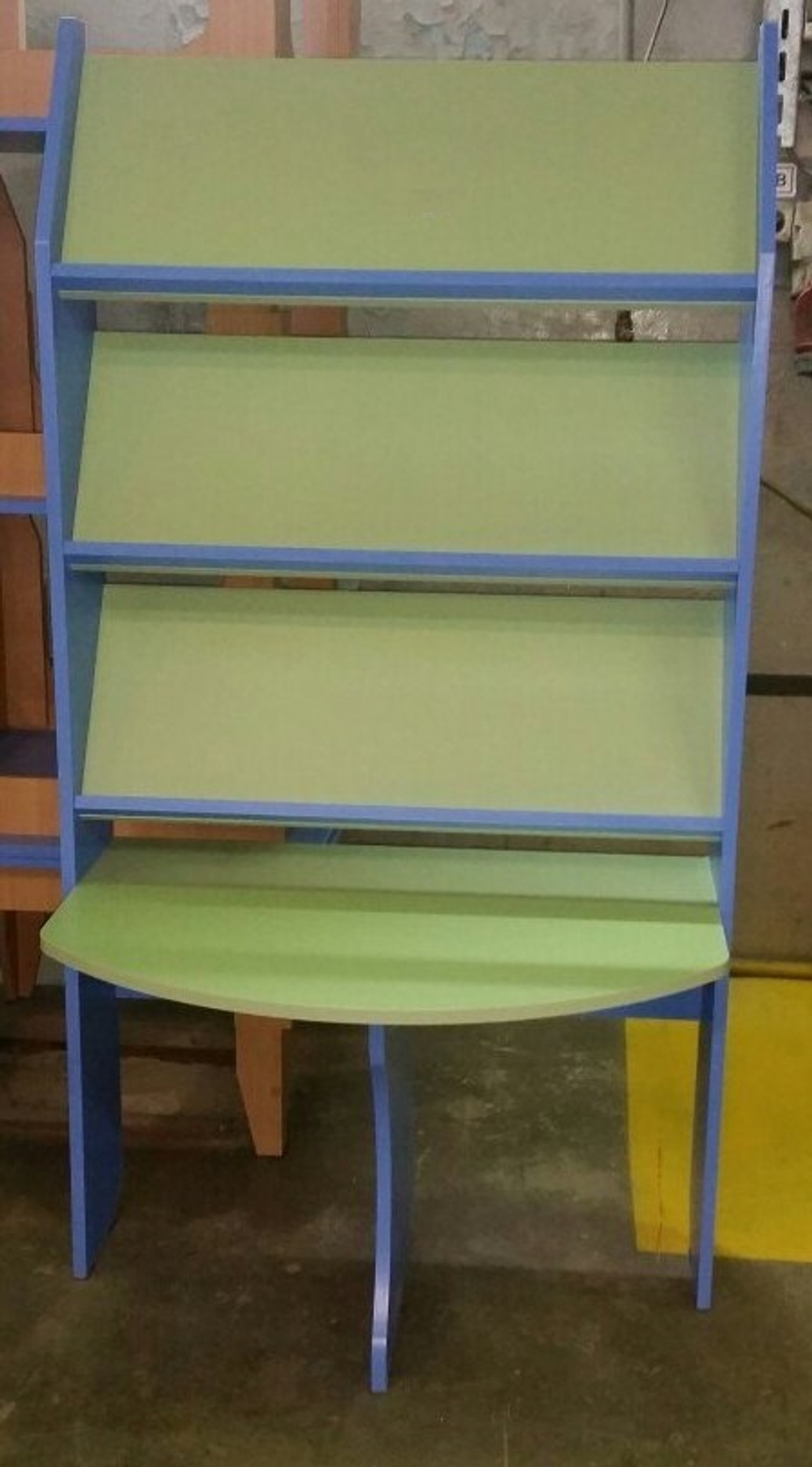 Витрина книжная 1-но сторонняя (со столом)