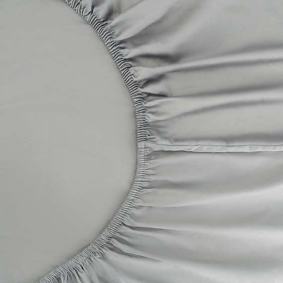 Простыня на резинке из премиального сатина светло-серого цвета из коллекции essential,  160х200х30 с