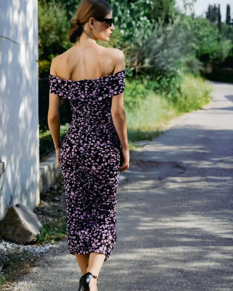 Iren rose midi, платье миди драпированное из черной сетки с мелкими светло-розовыми цветами и розой