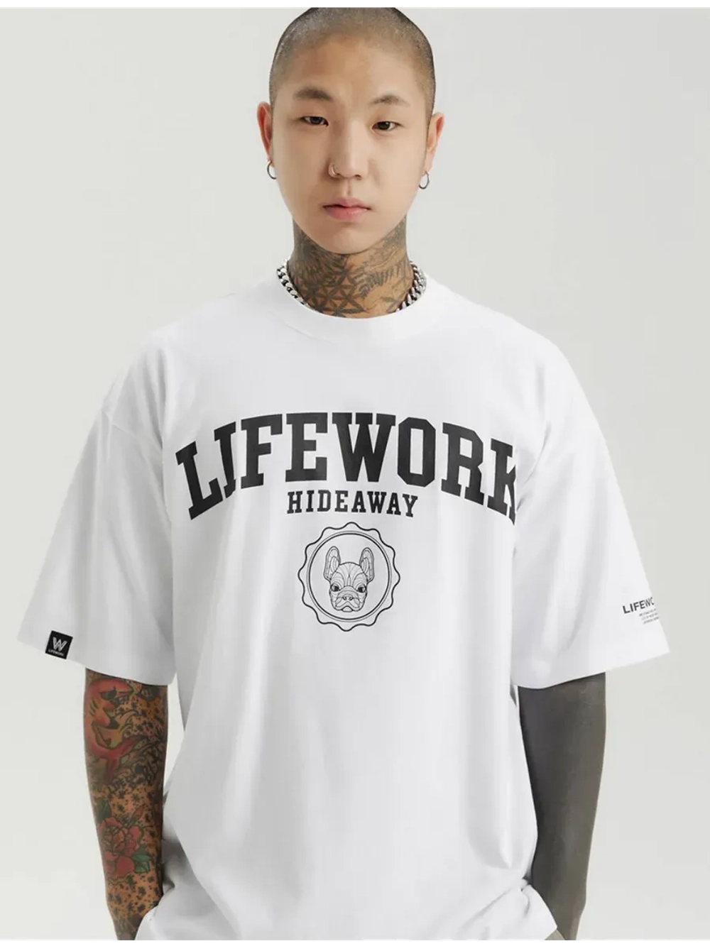 Футболка с арочной надписью