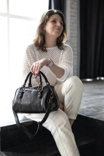 Женская сумка-саквояж из натуральной кожи черного цвета