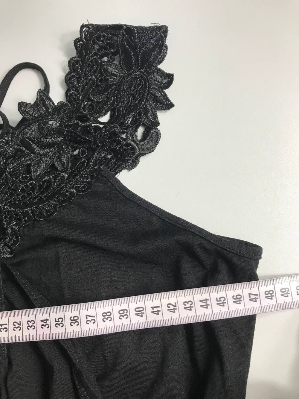 Платье с резинкой на талии и кокетливым акцентом, визуально на 46 размер