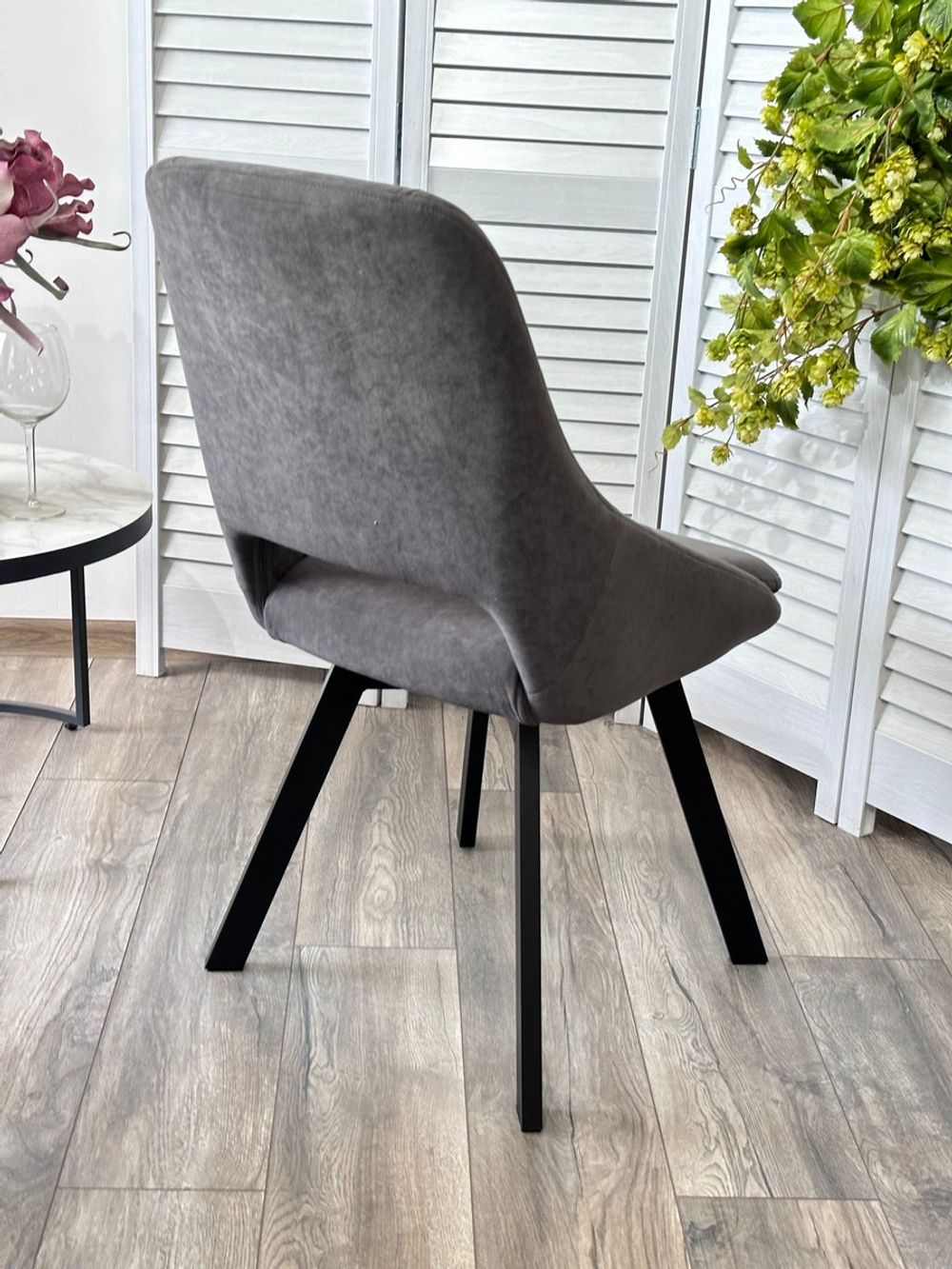 Стул М-City DISAUR Асп (Asp), поворотный на поворотный на 360 градусов, B28 темно-серый, Велюр, Черный каркас