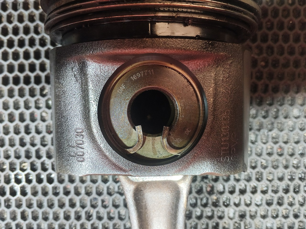 Поршень с шатуном