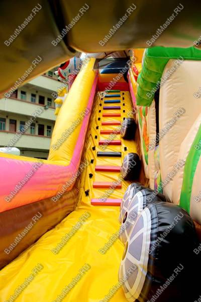 Надувная горка "Вторжение инопланетян"