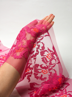 Вышивка на сетке малиновая фуксия с фуксией и оранжевым неэластичная ширина 29 см ОТРЕЗЫ