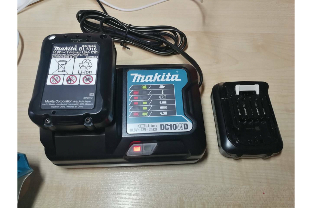 Набор инструментов Makita CXT: дрель-шуруповерт DF333DZ + пылесос CL106FDZ + 2 аккумулятора BL1016 + з/у DC10WD CLX226X1