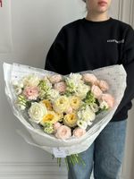 Букет из кустовых пионовидных роз, лизиантуса, одноголовых роз и маттиолы