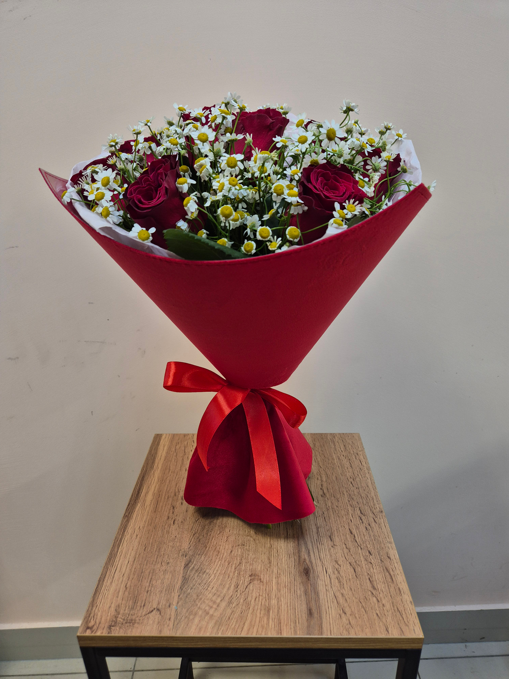 Букет из красной розы с танацетумом в бархатном платье