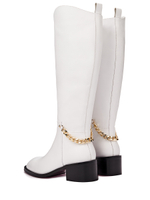 Женские кожаные белые сапоги с цепочкой