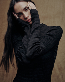 Платье из жатой атласной ткани