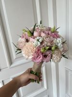 Свадебный букет из диантусов, маттиолы, пионов, эвкалипта и кустовых пионовидных роз