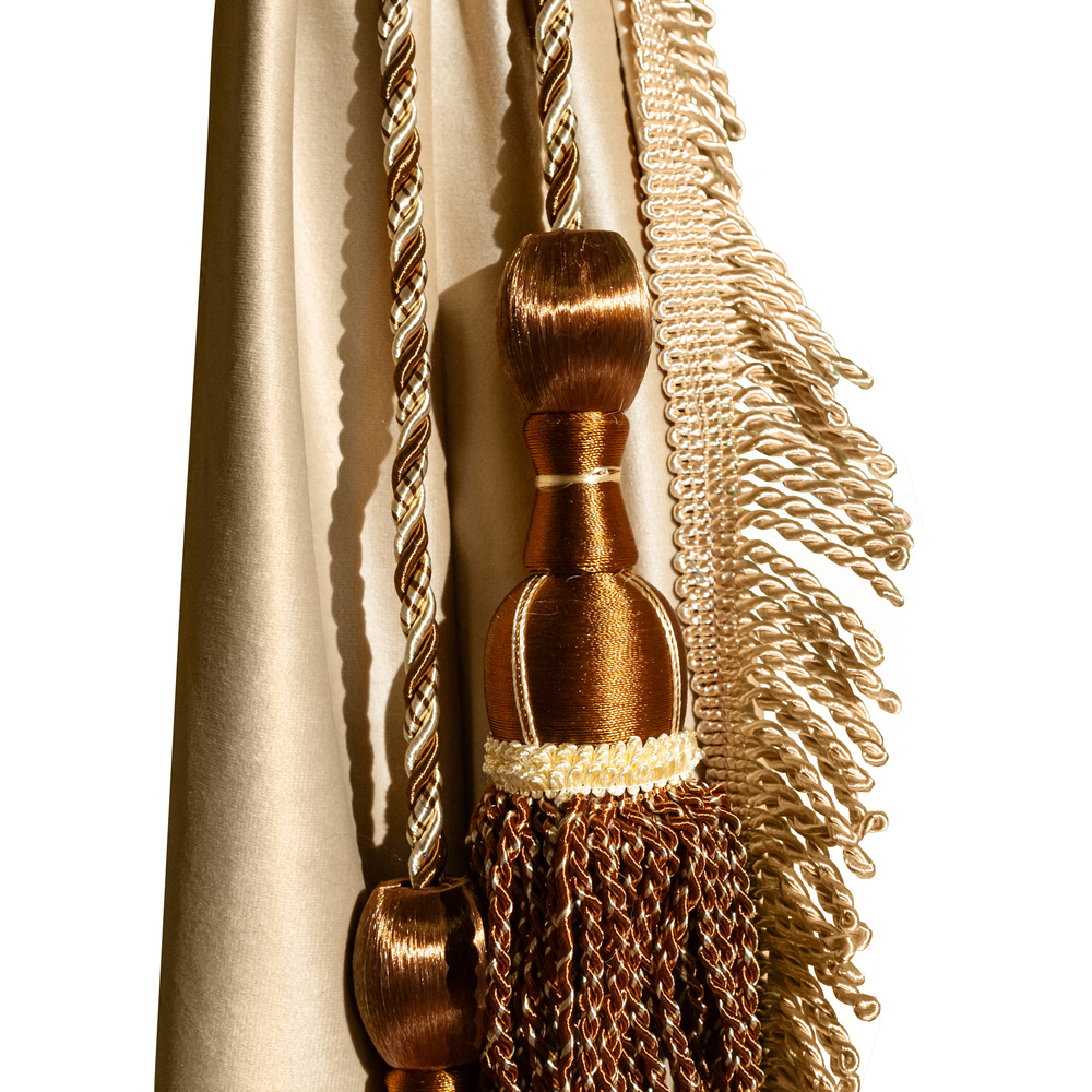 Шторы спального места с ламбрекеном и прихватами "Кисти" в кабину Volvo, Scania, MAN, DAF, Merc, Камаз, Sitrak, Shacman, Foton, FAW. Высота 1,5м, ширина одной стороны - 1,15м. Блэкаут, велюр. Бежевый цвет с бежевой бахромой и коричневыми кистями