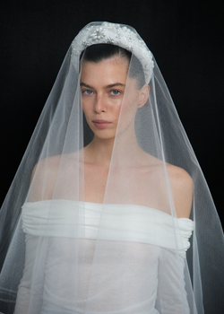 Ободок высокий с декором из жемчуга и камней