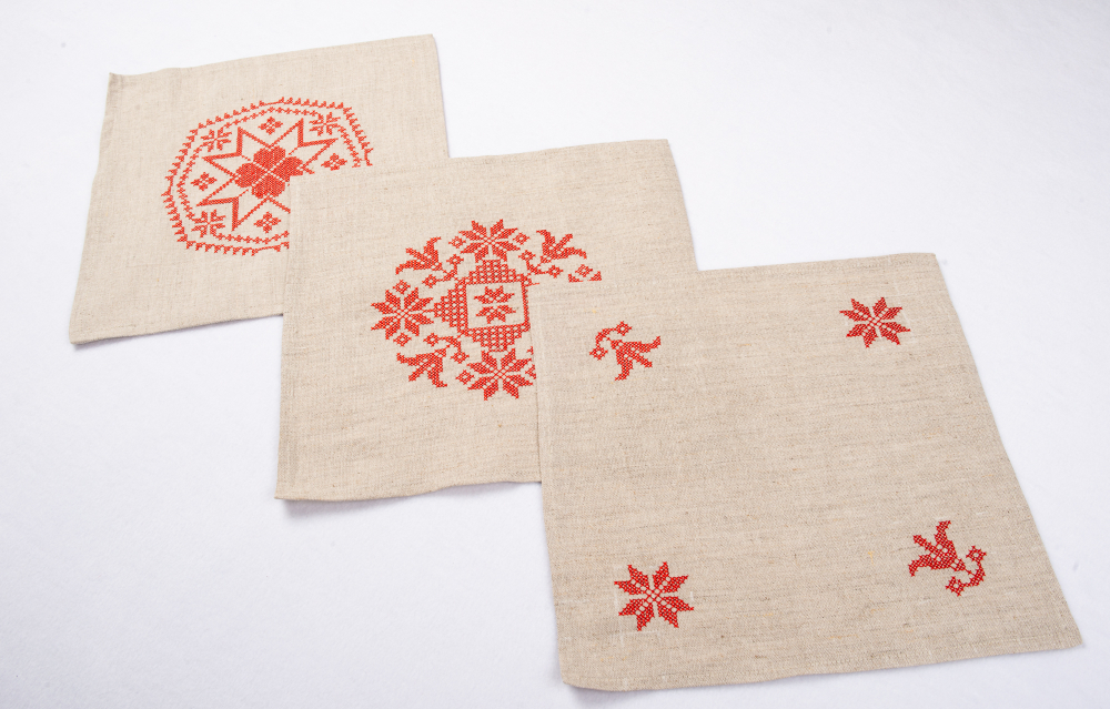 Салфетка с вышивкой