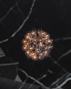 Эффектная дизайнерская люстра с прозрачными стеклянными плафонами в форме шаров ✨