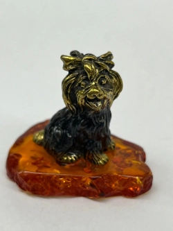 Бронзовая статуэтка на янтаре