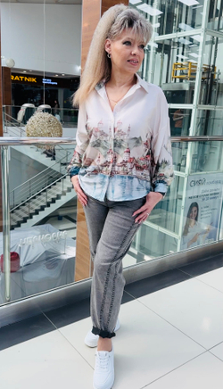 Рубашка-блузон с цветным изображением и атласным блеском