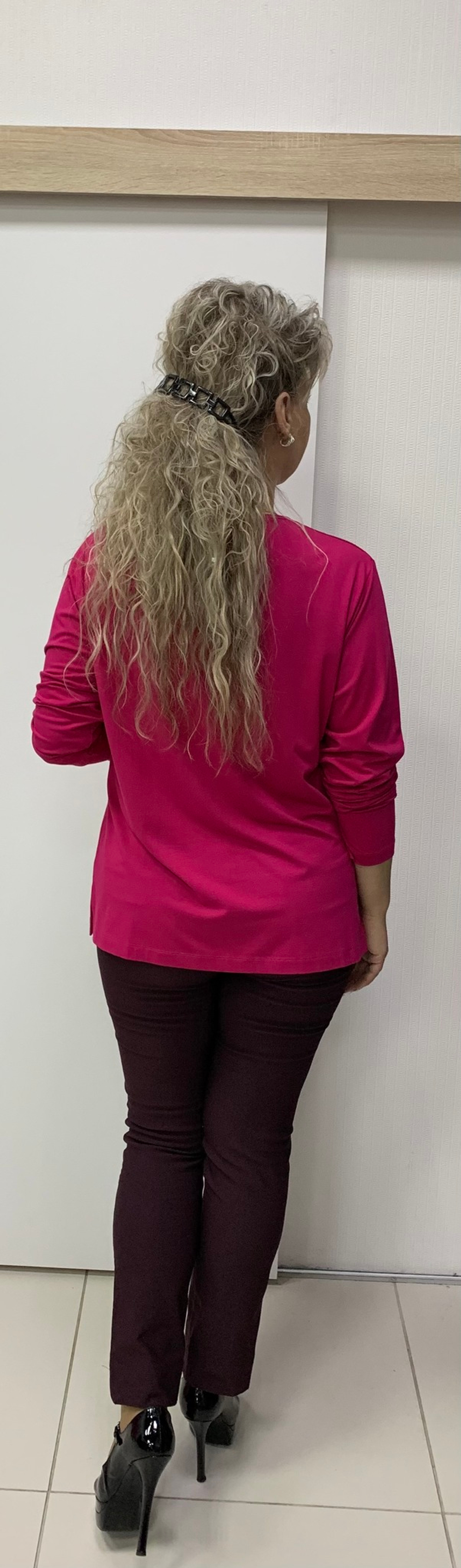 Яркий трикотажный блузон со стразовыми пайетками