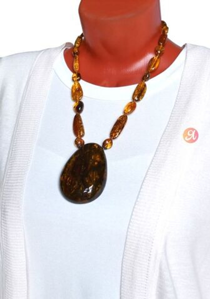 Колье из зелёного янтаря с большим кулоном (61208)