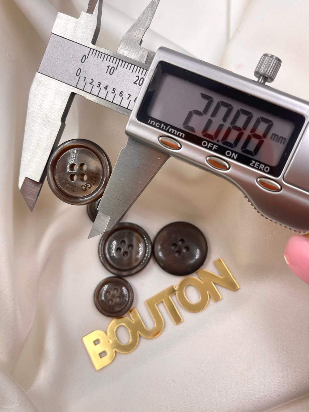 Пуговицы на прокол ХугоБ. темно-коричневые с перламутровым переливом