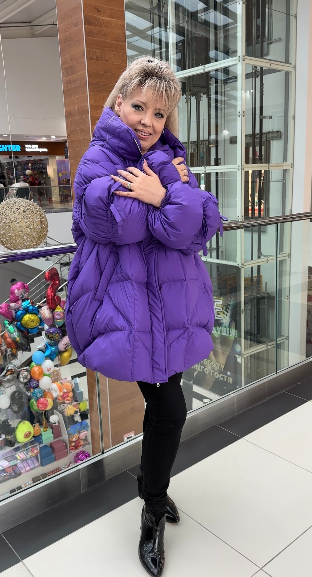 Модный удлиненный куртка-пуховик с красивыми рукавами