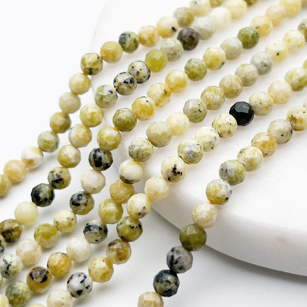 Серпентин граненый бусины, диаметр около 4,2-4,4 мм, цена за отрезок 19 см (1/2 нити)