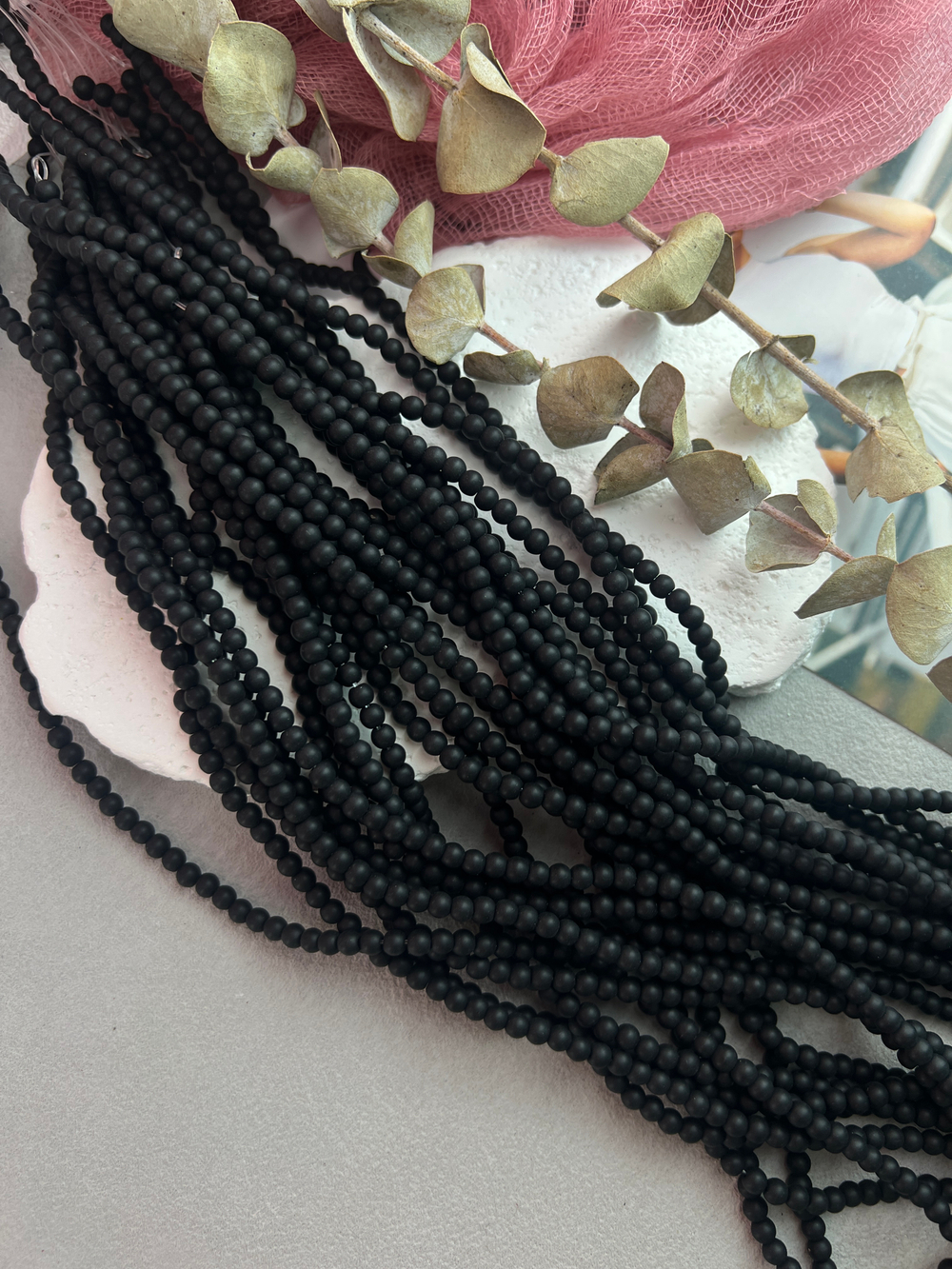 Стеклянные матовые бусины 4 мм, нить 37 см, черный