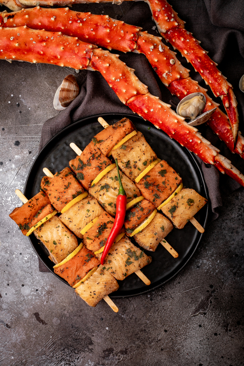 Шашлычки из форели и палтуса с лимоном со специями и травами