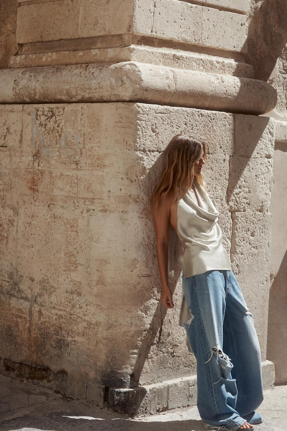 ZARA АТЛАСНЫЙ ТОП С ГОРЛОВИНОЙ ХАЛТЕР, СЕРО-БЕЖЕВЫЙ