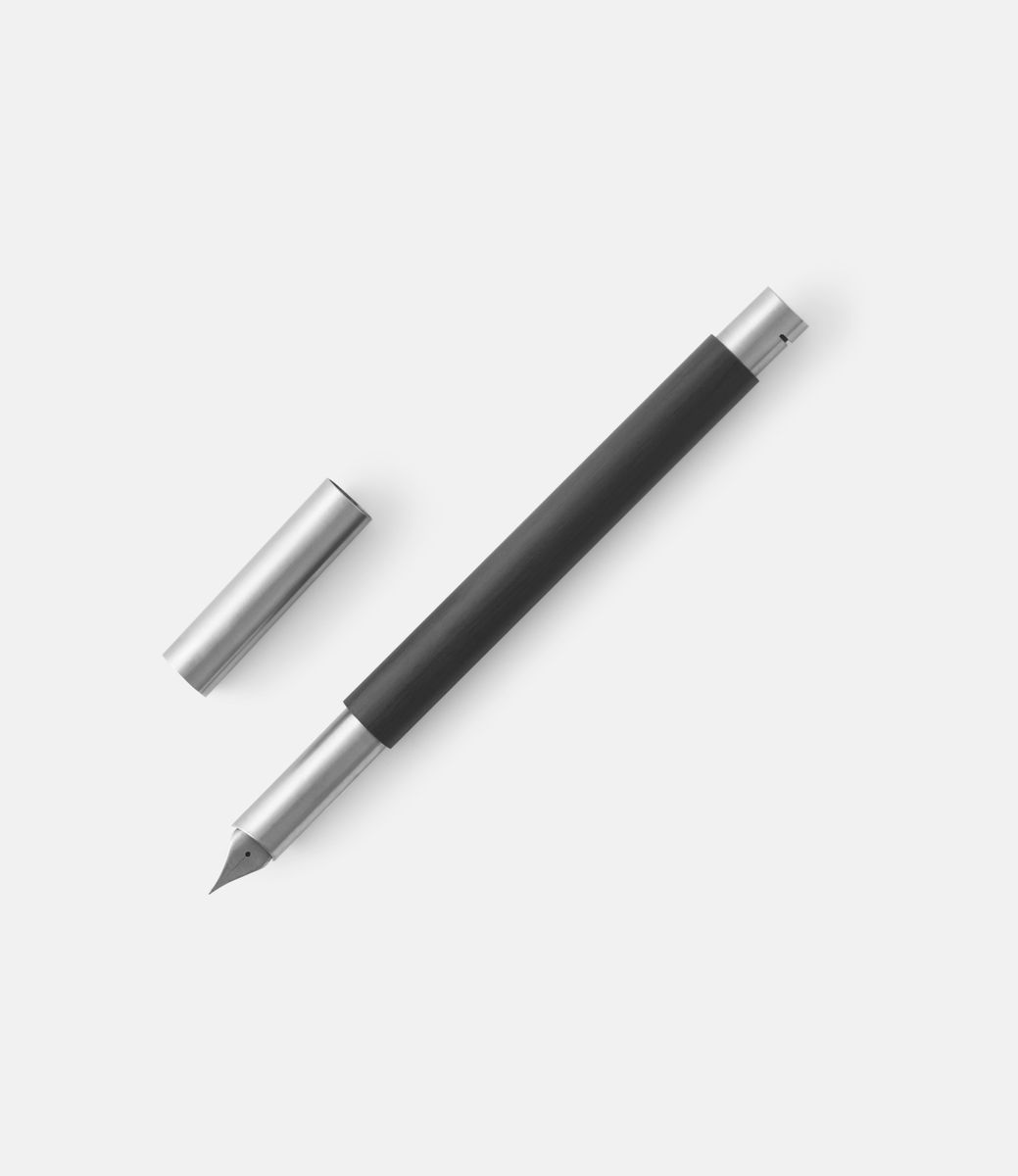 7000 Carbontitanium — перьевая ручка из карбона