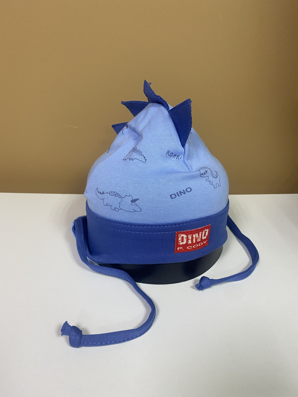 Шапка на мальчика "Dino" из хлопка однослойная на завязках на размер 46-48 , цвета в ассортименте